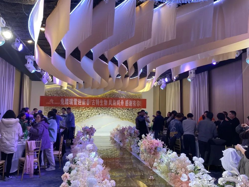 所有员工欢聚一堂，共同举杯庆祝