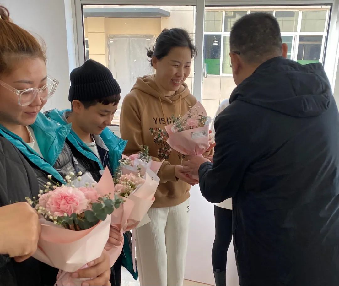 总经理秦永发先生为大家送上节日礼品和鲜花 总经理秦永发先生为大家送上节日礼品和鲜花