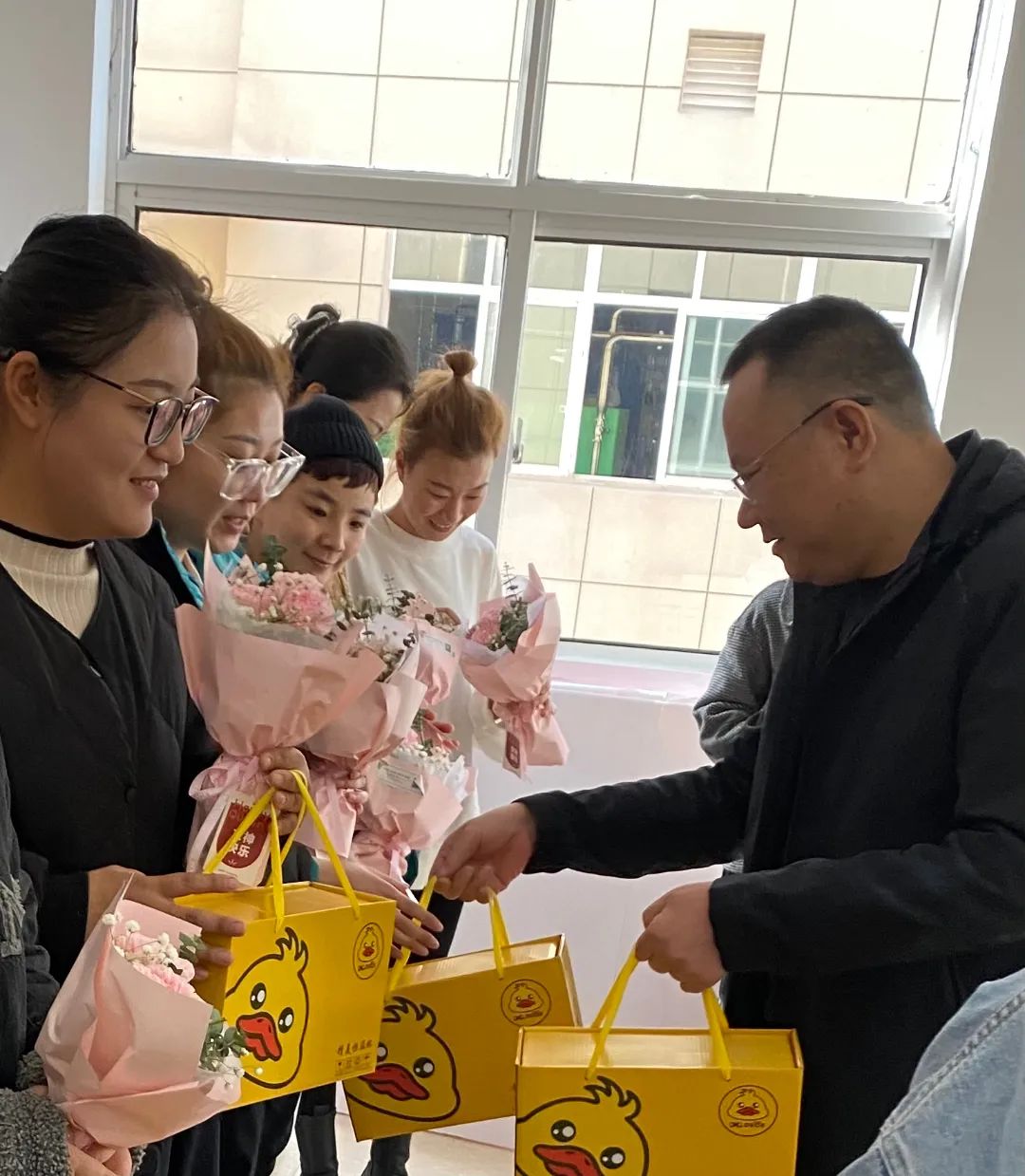 总经理秦永发先生为大家送上节日礼品和鲜花 总经理秦永发先生为大家送上节日礼品和鲜花