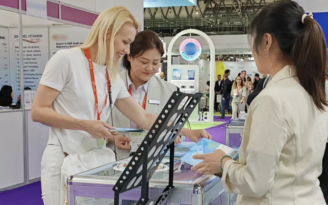 展会现场为客户介绍公司产品 展会现场为客户介绍公司产品