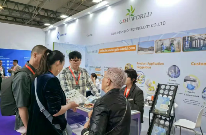 展会现场为客户介绍公司产品 展会现场为客户介绍公司产品